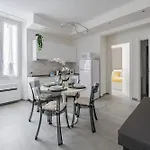 Via Ponte Alle Mosse, 19 - Florence Charming Apartments - A Chic, Newly Renovated Apartment Near Tram Leopolda, A Few Min From Downtown